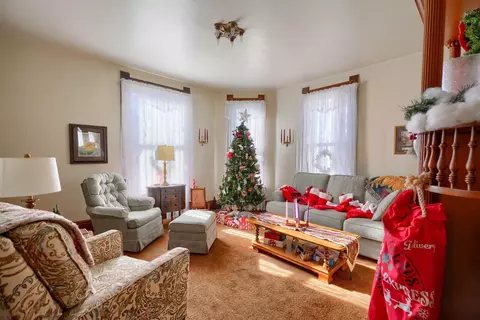 Living - 314 E Mound St, Circleville, OH 43113 photo 2 of 5