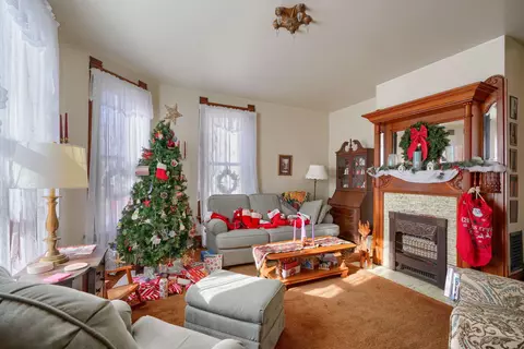 Living - 314 E Mound St, Circleville, OH 43113 photo 1 of 5
