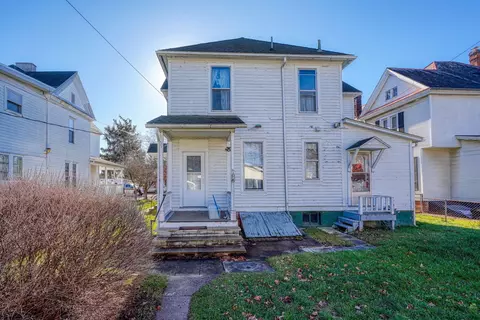 Exterior - 314 E Mound St, Circleville, OH 43113 photo 8 of 10