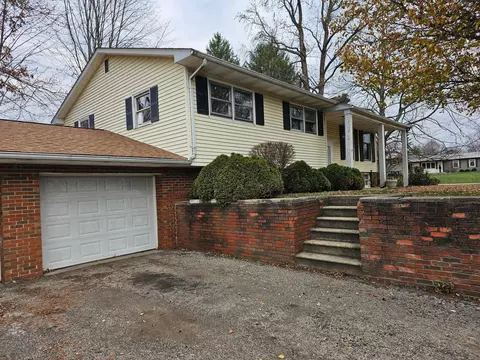 2285 Scenic Dr NE, Lancaster, OH 43130