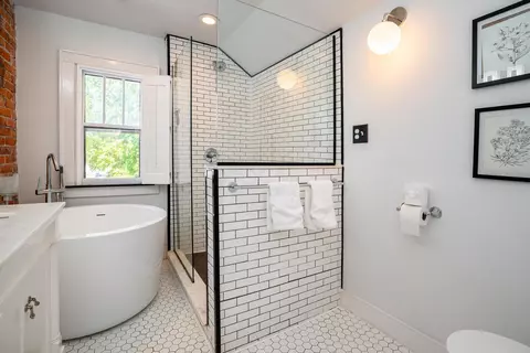 Bath - 208 E Markison Ave, Columbus, OH 43207 photo 1 of 2