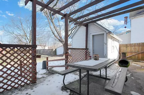 Exterior - 132 Walnut St, Circleville, OH 43113 photo 5 of 9