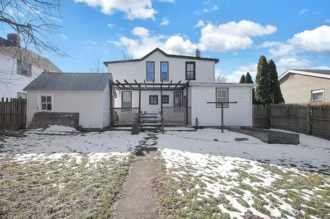 Exterior - 132 Walnut St, Circleville, OH 43113 photo 4 of 9