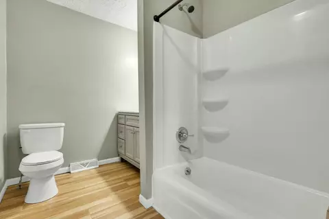 Bath - 2182 Ormond Ave, Columbus, OH 43224 photo 1 of 5