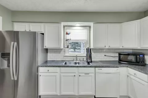 Kitchen - 2182 Ormond Ave, Columbus, OH 43224 photo 3 of 4