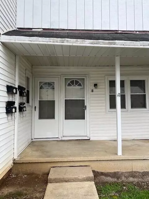 237 Logan St, Circleville, OH 43113 photo 2