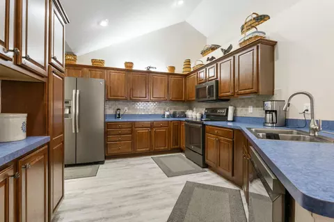 Kitchen - 223 Stonegate Loop, Pataskala, OH 43062 photo 3 of 8