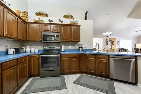 Kitchen - 223 Stonegate Loop, Pataskala, OH 43062 photo 6 of 8