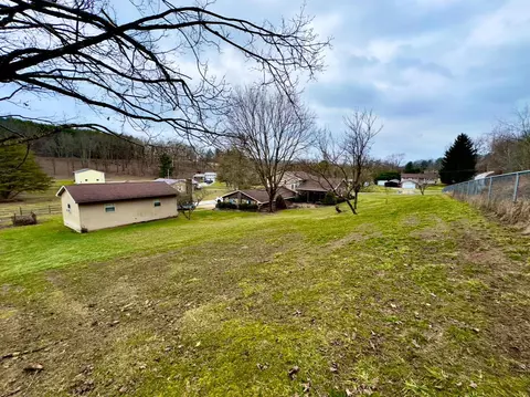 Exterior - 33 Needham Dr, Belpre, OH 45714 photo 4 of 7