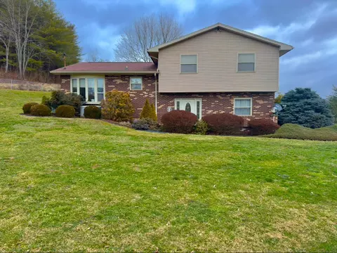 33 Needham Dr, Belpre, OH 45714