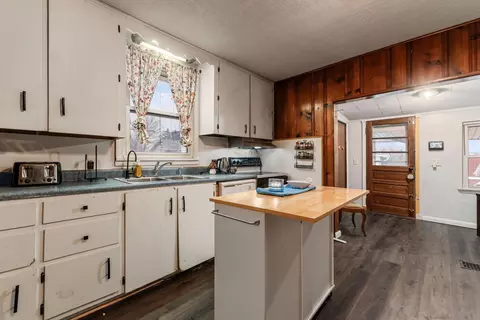 Kitchen - 41 Burt Ave, Newark, OH 43055 photo 2 of 4