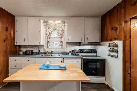 Kitchen - 41 Burt Ave, Newark, OH 43055 photo 3 of 4