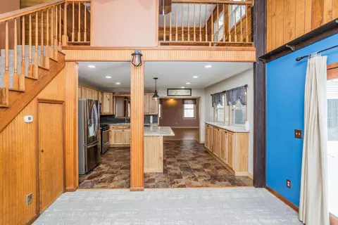Entry Way - 7609 Columbus Rd, Mount Vernon, OH 43050 photo 2 of 6
