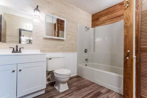 Bath - 7609 Columbus Rd, Mount Vernon, OH 43050 photo 4 of 6