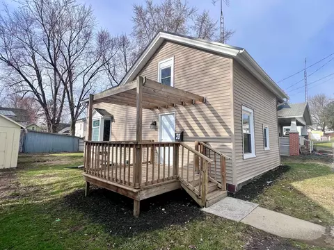 39 W First St, Fredericktown, OH 43019