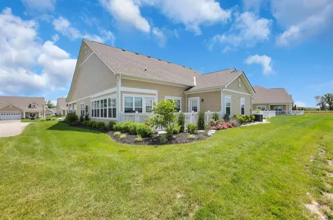 614 Newport Ln, Hebron, OH 43025