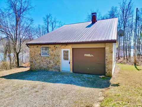 23497 Hideaway Dr, Senecaville, OH 43780