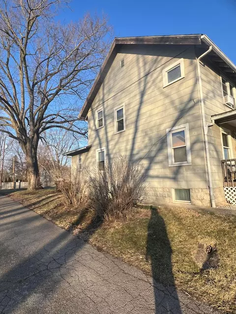 320 E Mill St, Circleville, OH 43113 photo 2