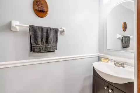 Bath - 83 Brooksedge Dr E, Pataskala, OH 43062 photo 1 of 4
