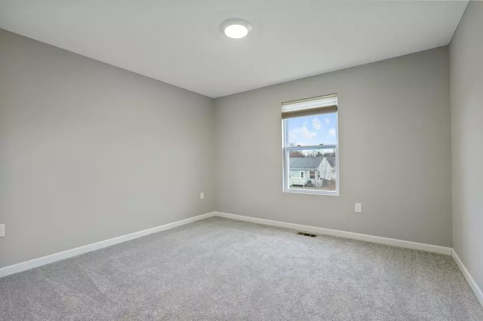 Bedroom - 686 Hilton Dr, Reynoldsburg, OH 43068 photo 4 of 10