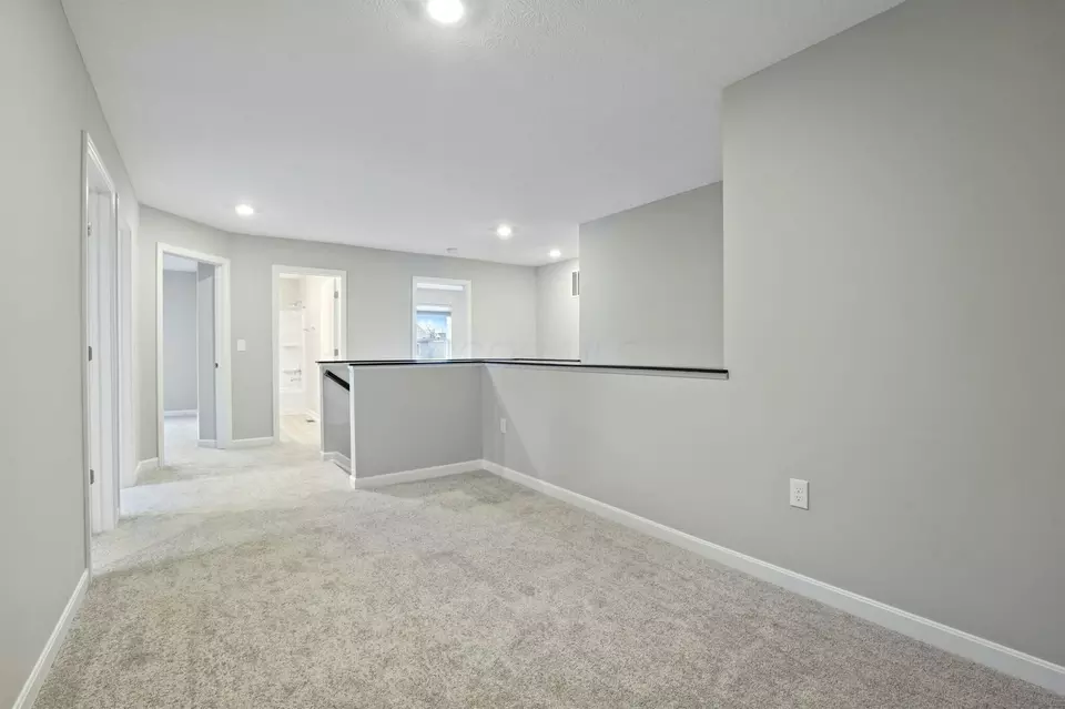 Entry Way - 686 Hilton Dr, Reynoldsburg, OH 43068 photo 5 of 9