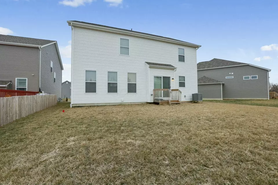 Exterior - 686 Hilton Dr, Reynoldsburg, OH 43068 photo 8 of 10