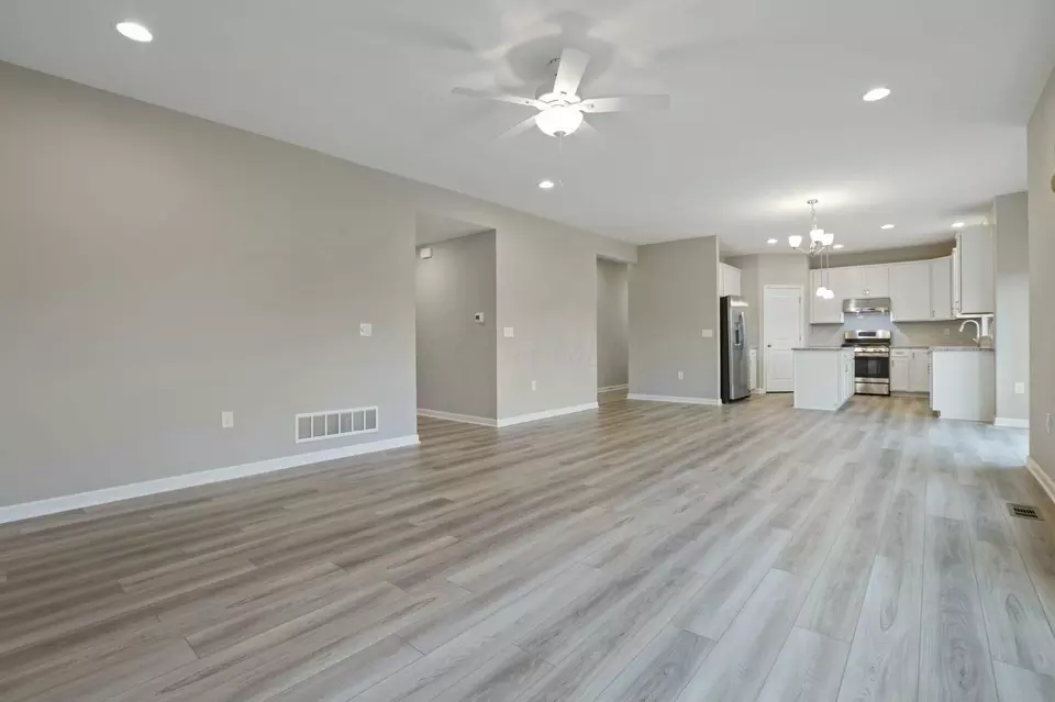 Living - 686 Hilton Dr, Reynoldsburg, OH 43068 photo 4 of 7