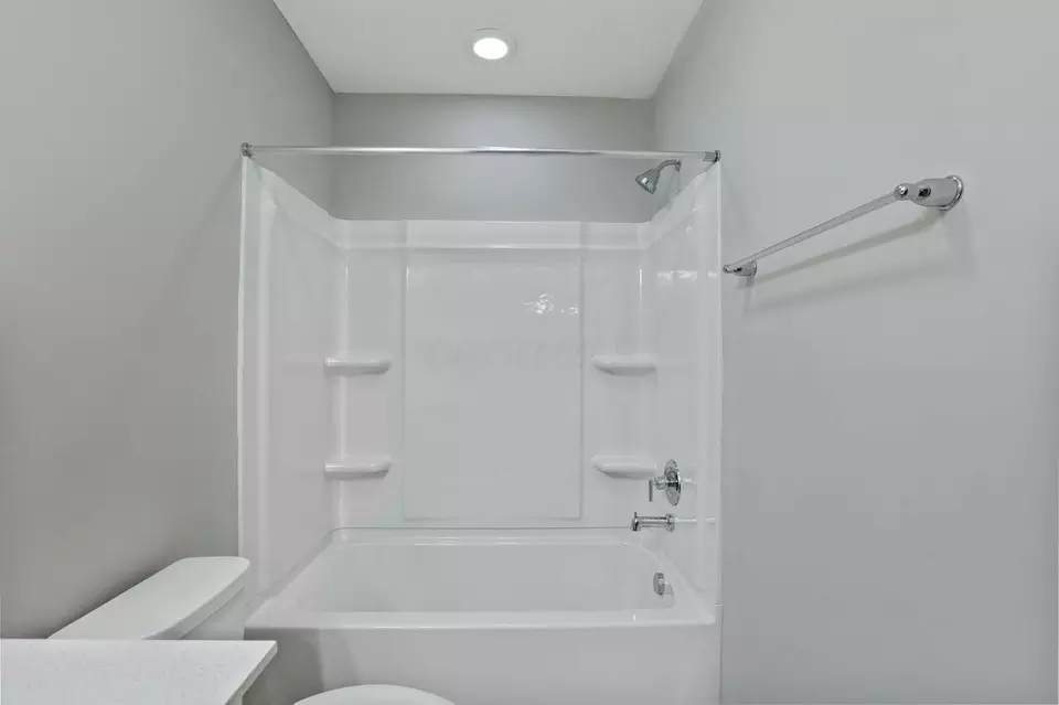 Bath - 686 Hilton Dr, Reynoldsburg, OH 43068 photo 4 of 7