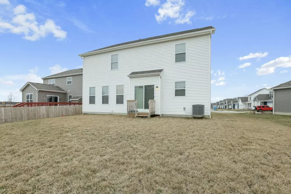 Exterior - 686 Hilton Dr, Reynoldsburg, OH 43068 photo 6 of 10