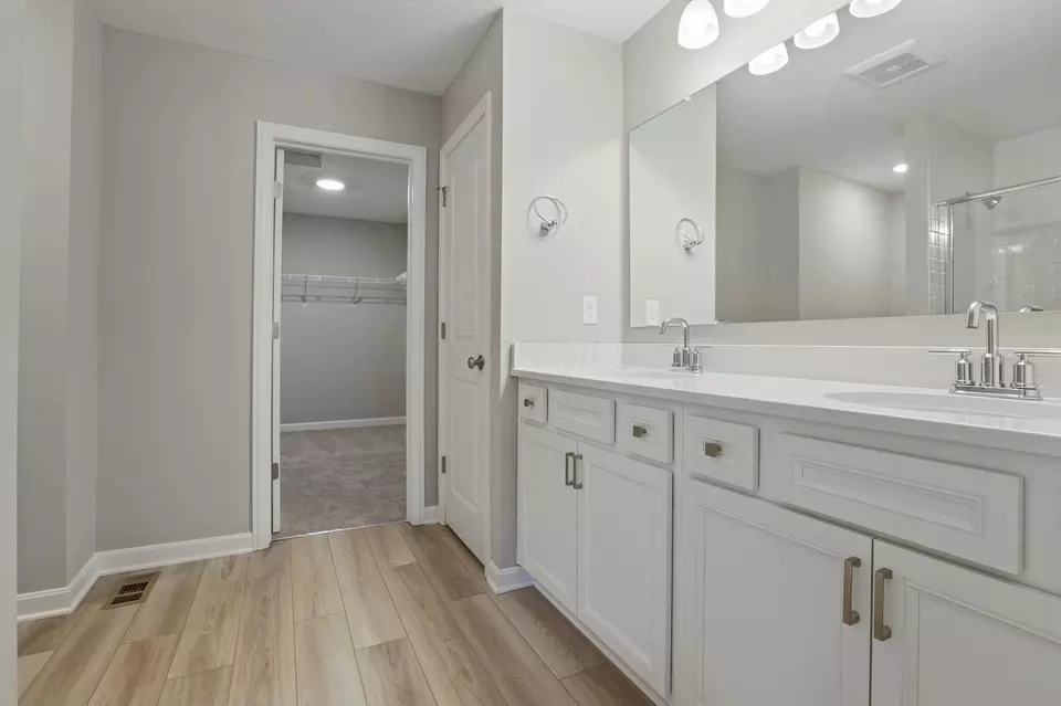 Entry Way - 686 Hilton Dr, Reynoldsburg, OH 43068 photo 8 of 9