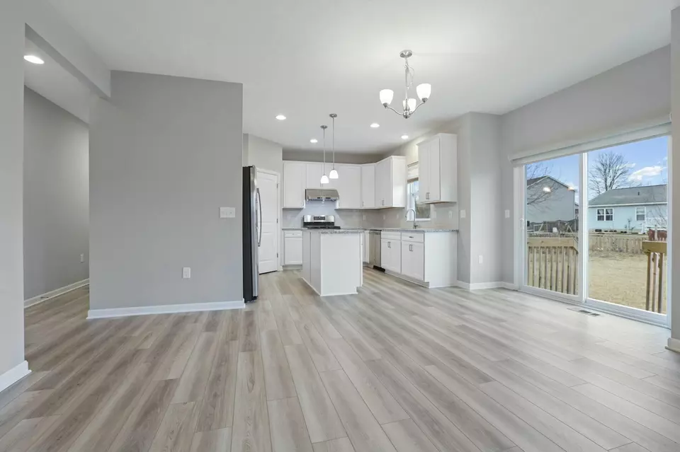 Living - 686 Hilton Dr, Reynoldsburg, OH 43068 photo 6 of 7