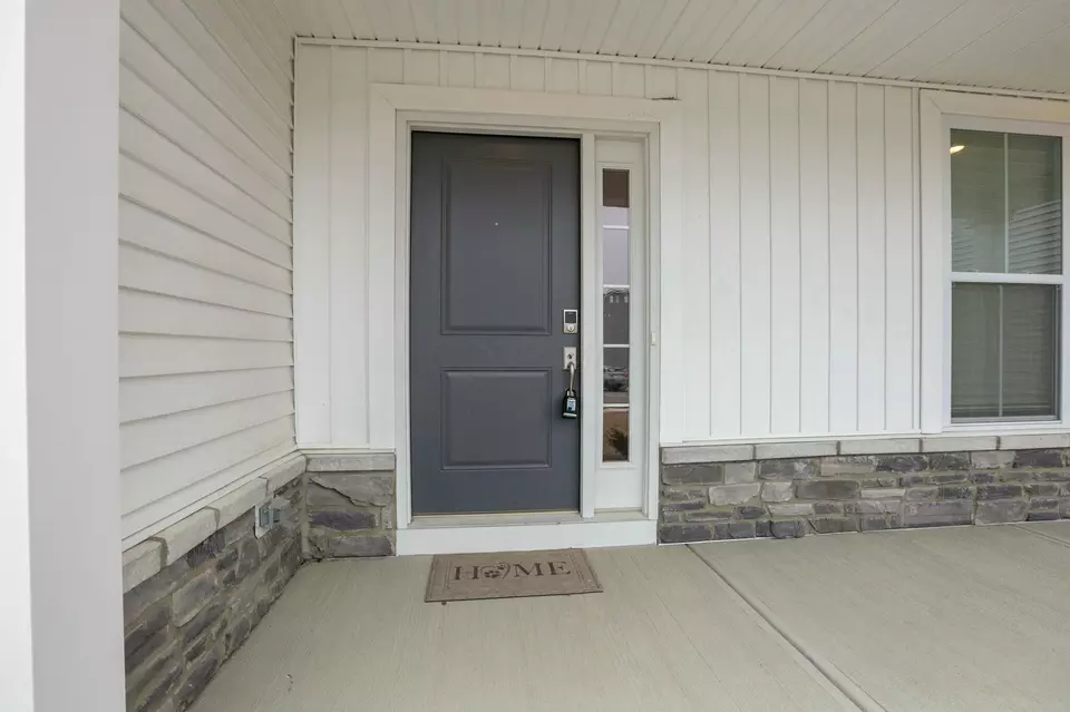 Exterior - 686 Hilton Dr, Reynoldsburg, OH 43068 photo 5 of 10