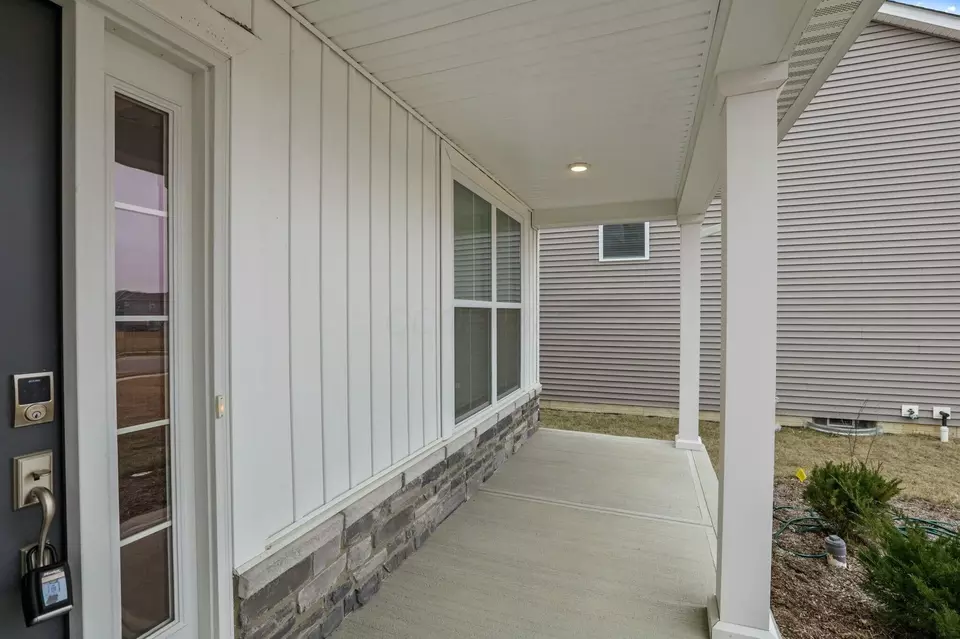 Exterior - 686 Hilton Dr, Reynoldsburg, OH 43068 photo 4 of 10