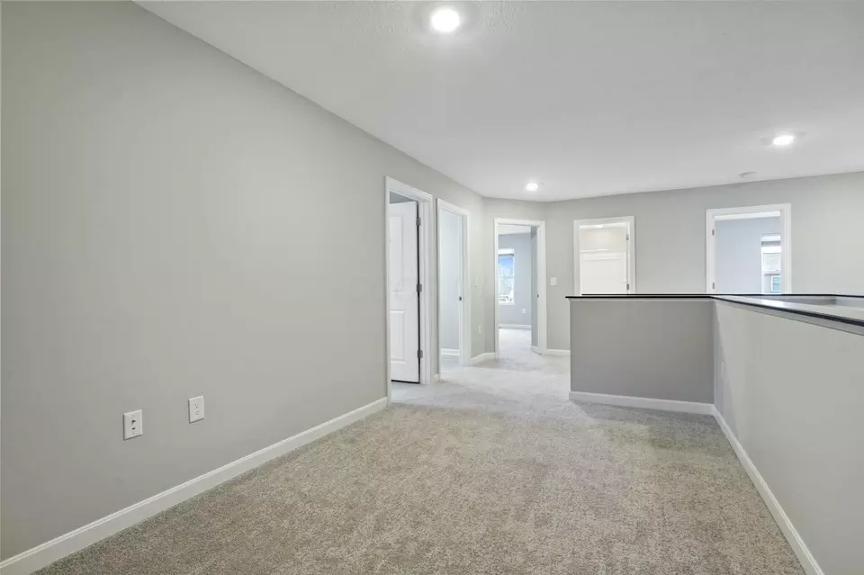 Entry Way - 686 Hilton Dr, Reynoldsburg, OH 43068 photo 6 of 9