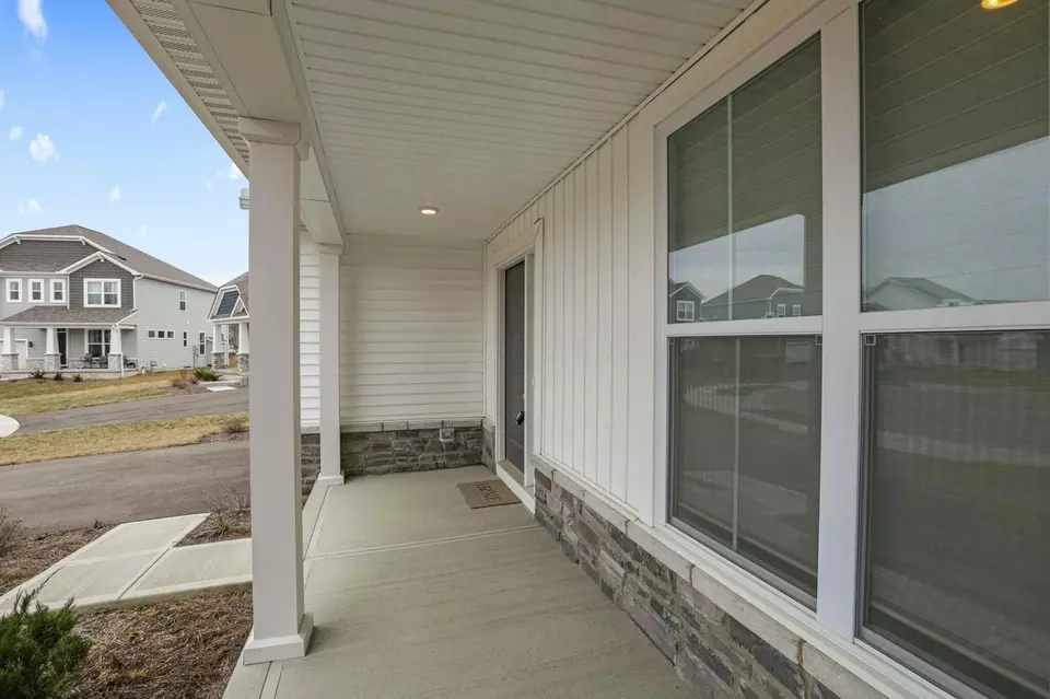 Exterior - 686 Hilton Dr, Reynoldsburg, OH 43068 photo 3 of 10
