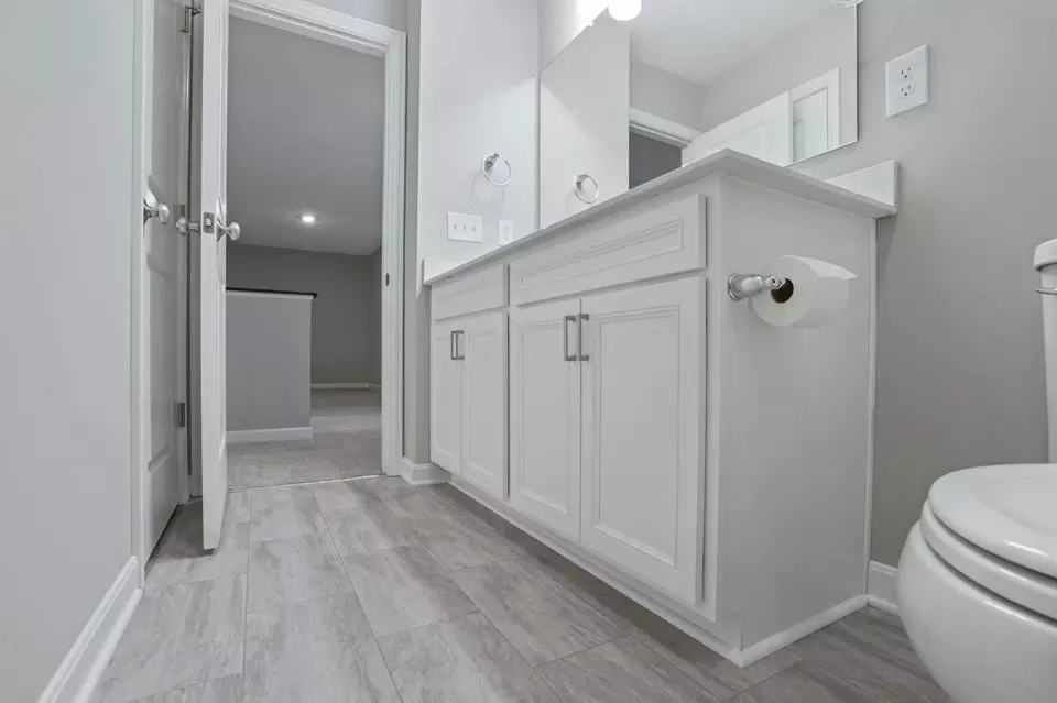 Entry Way - 686 Hilton Dr, Reynoldsburg, OH 43068 photo 7 of 9