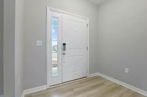 Entry Way - 686 Hilton Dr, Reynoldsburg, OH 43068 photo 1 of 9