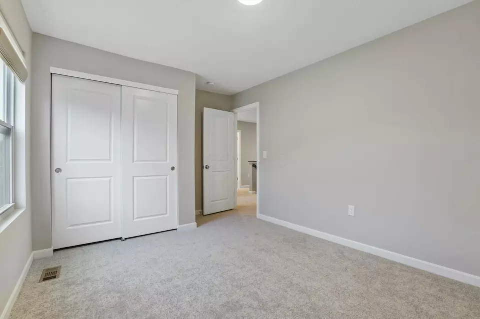 Bedroom - 686 Hilton Dr, Reynoldsburg, OH 43068 photo 3 of 10