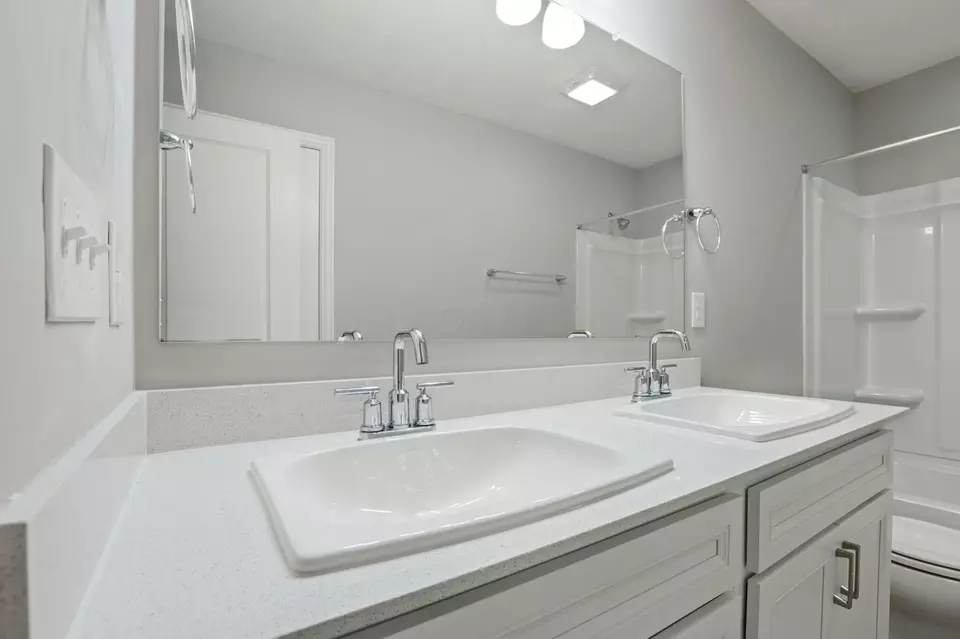 Bath - 686 Hilton Dr, Reynoldsburg, OH 43068 photo 3 of 7