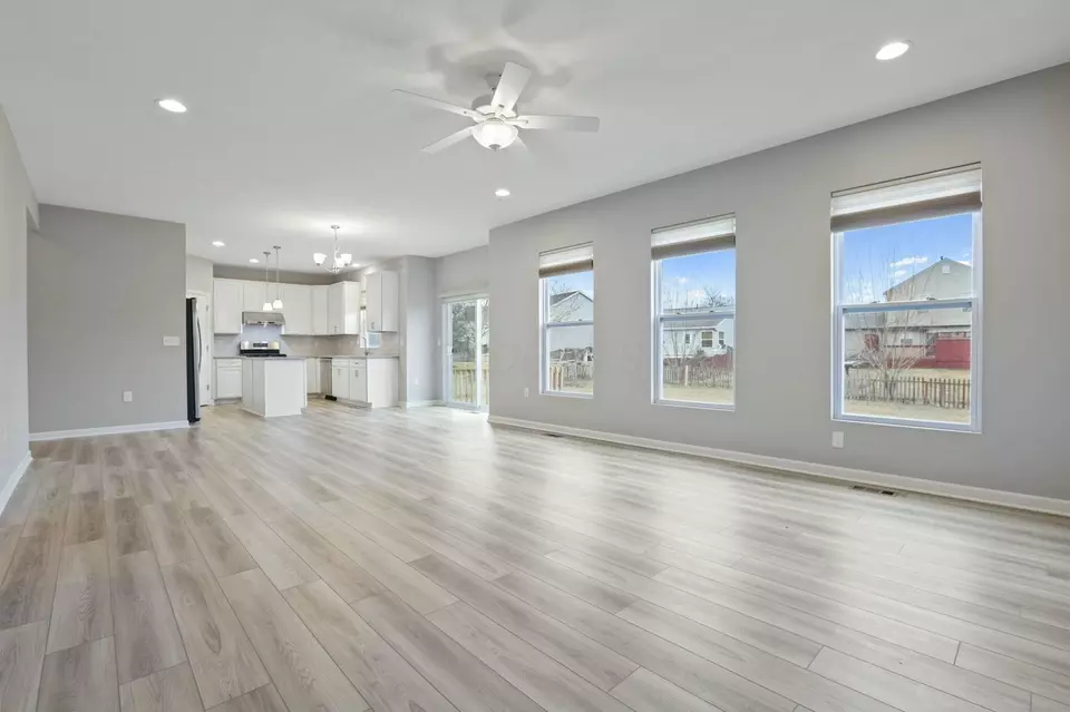 Living - 686 Hilton Dr, Reynoldsburg, OH 43068 photo 5 of 7