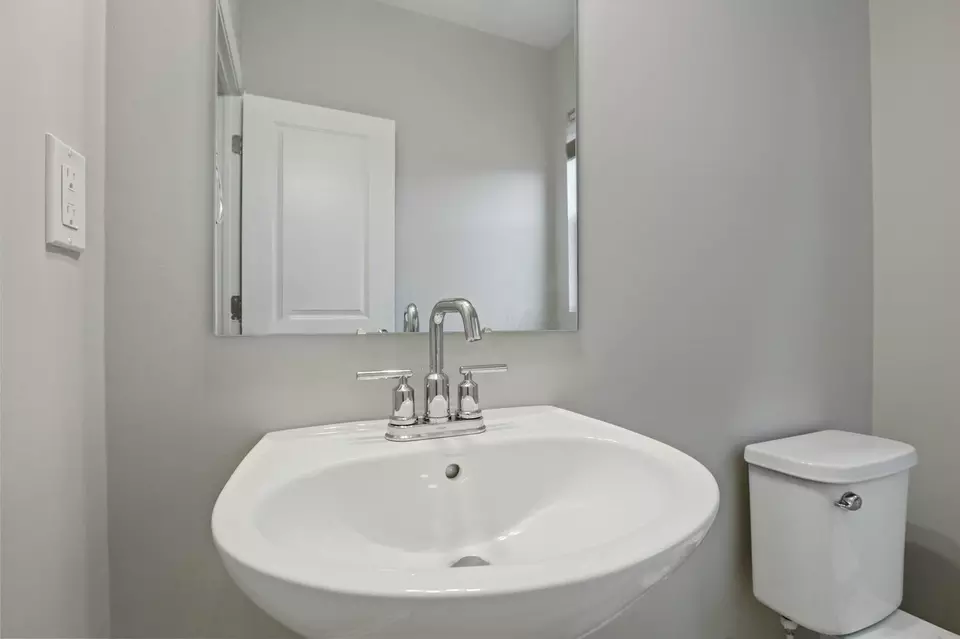 Bath - 686 Hilton Dr, Reynoldsburg, OH 43068 photo 1 of 7