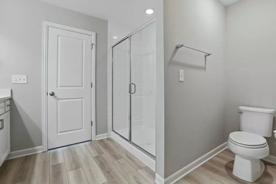 Bath - 686 Hilton Dr, Reynoldsburg, OH 43068 photo 6 of 7