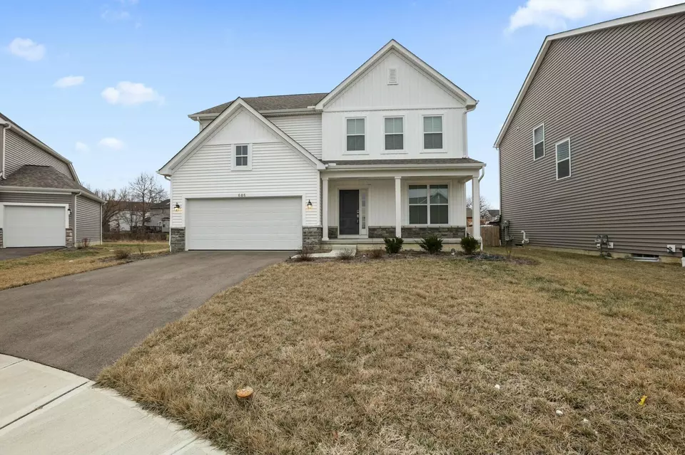 Exterior - 686 Hilton Dr, Reynoldsburg, OH 43068 photo 2 of 10