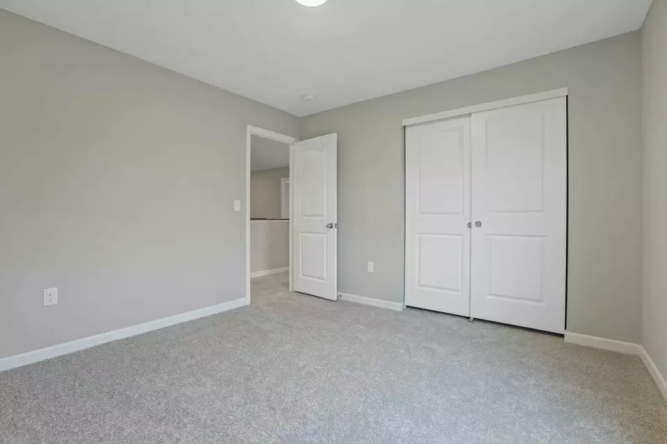 Bedroom - 686 Hilton Dr, Reynoldsburg, OH 43068 photo 7 of 10