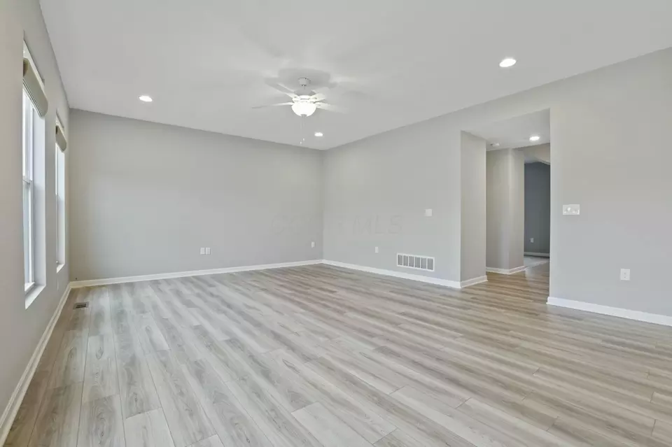 Living - 686 Hilton Dr, Reynoldsburg, OH 43068 photo 3 of 7
