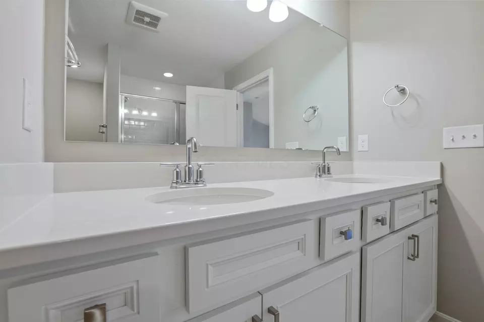 Bath - 686 Hilton Dr, Reynoldsburg, OH 43068 photo 5 of 7