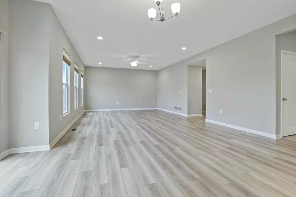 Living - 686 Hilton Dr, Reynoldsburg, OH 43068 photo 7 of 7