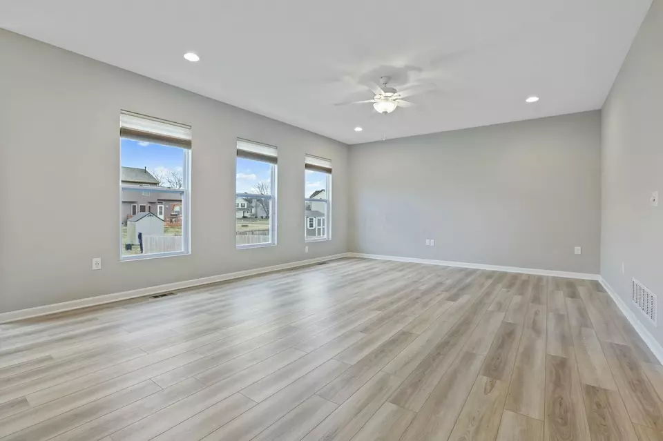 Living - 686 Hilton Dr, Reynoldsburg, OH 43068 photo 2 of 7