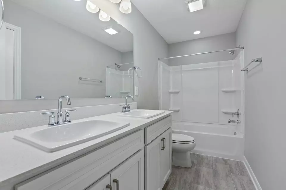 Bath - 686 Hilton Dr, Reynoldsburg, OH 43068 photo 2 of 7