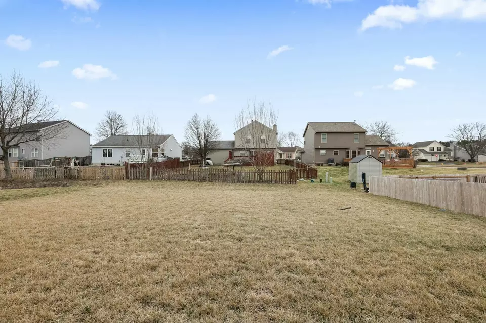 Exterior - 686 Hilton Dr, Reynoldsburg, OH 43068 photo 9 of 10